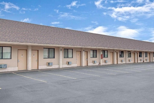 Knights Inn Pine Brook image 1